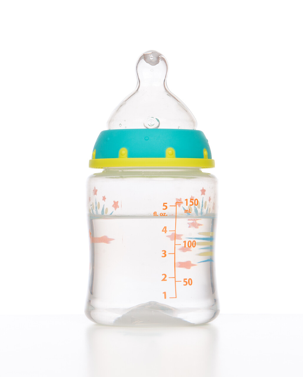 婴儿婴儿奶瓶孤立的白色背景上的饮用水