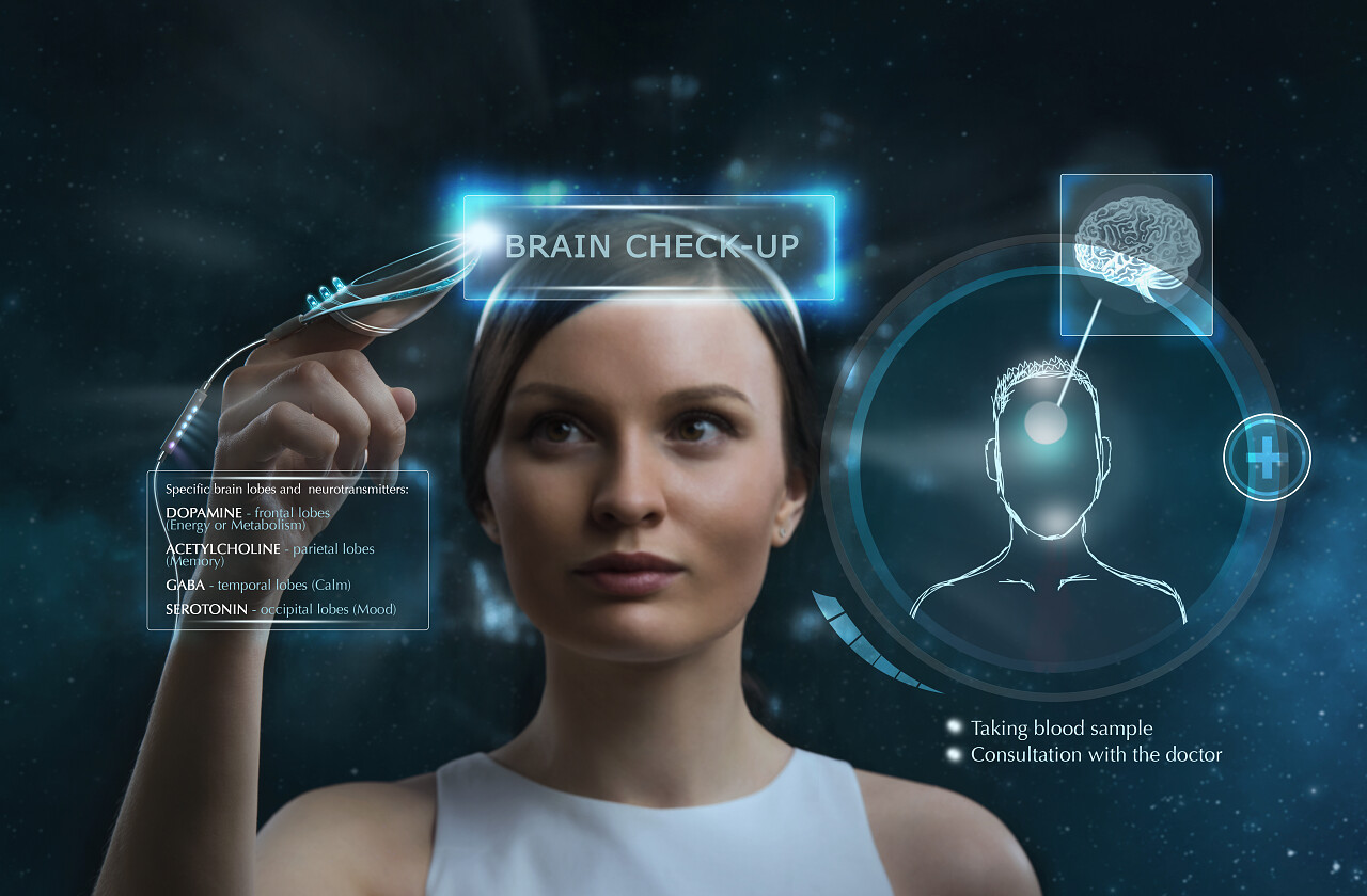 女医生做检查的人脑使用未来的计算机技术