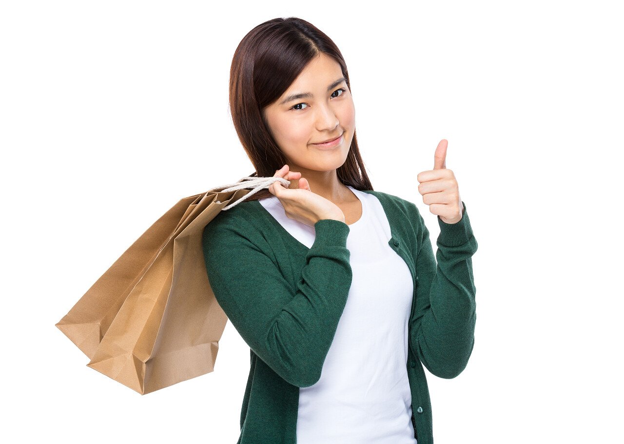 女人用购物袋和拇指向上加油点赞笑脸笑容美女三七女生节37女生节点赞手势