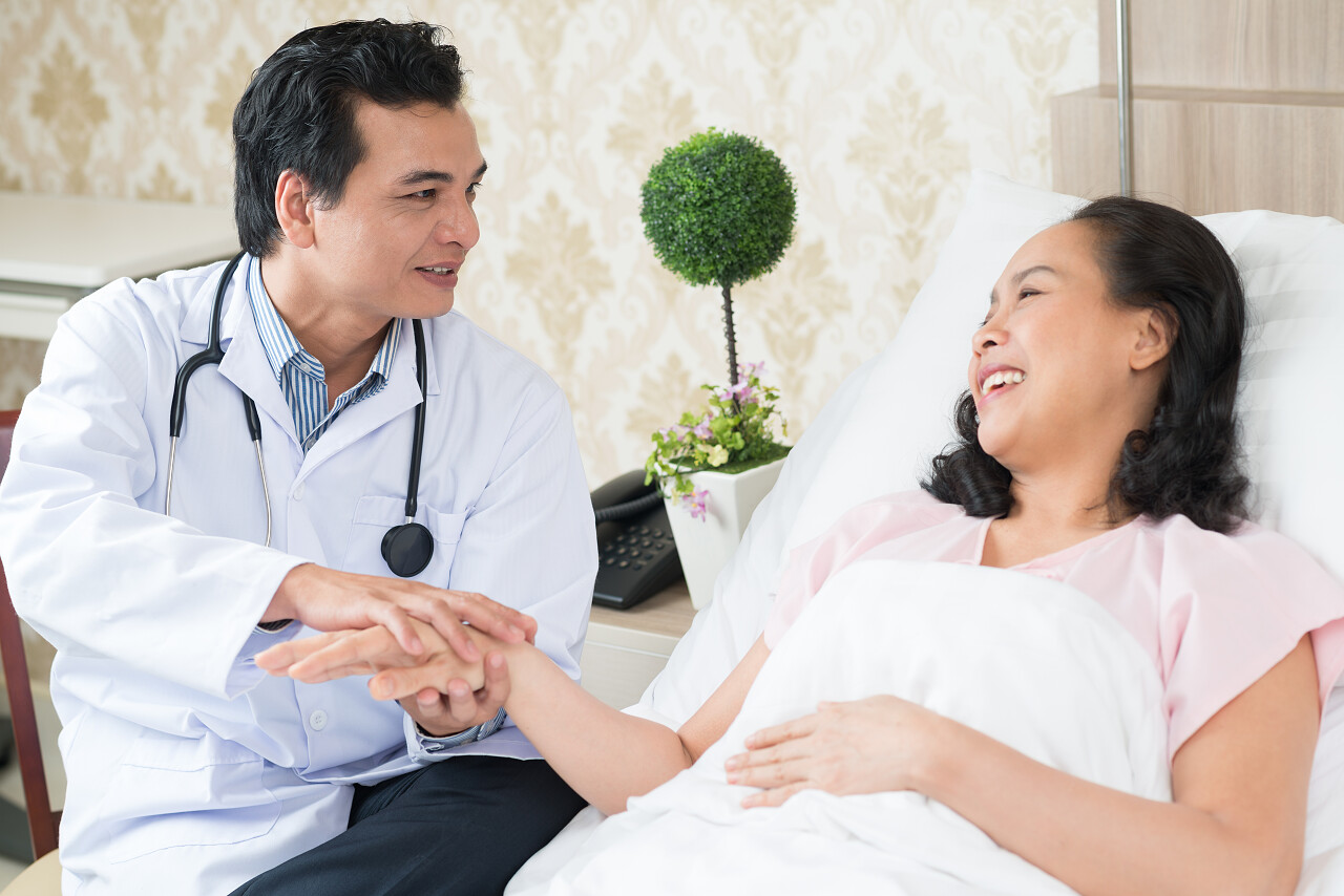 支持他的高龄患者的医生医生看诊病人