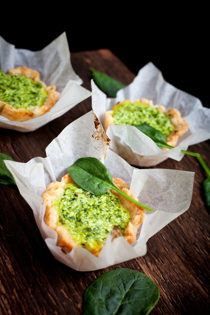 小馅饼加菠菜和意大利乳清干酪