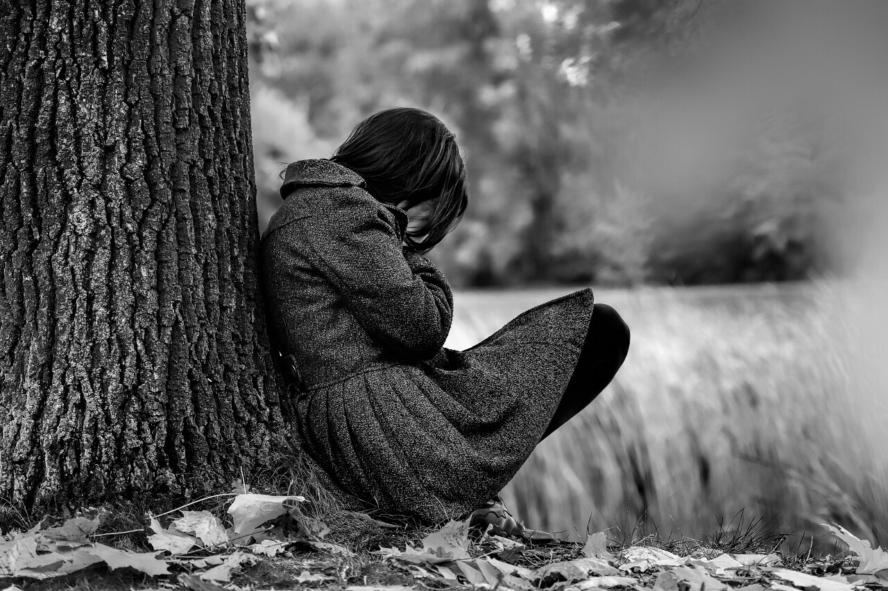 伤心女人哭的休息之后在公园里女人孤独烦躁恼火烦躁无奈后悔