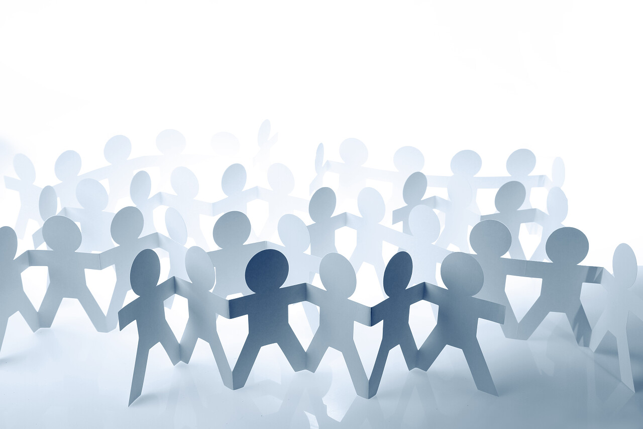 团队的纸娃娃人们手牵手