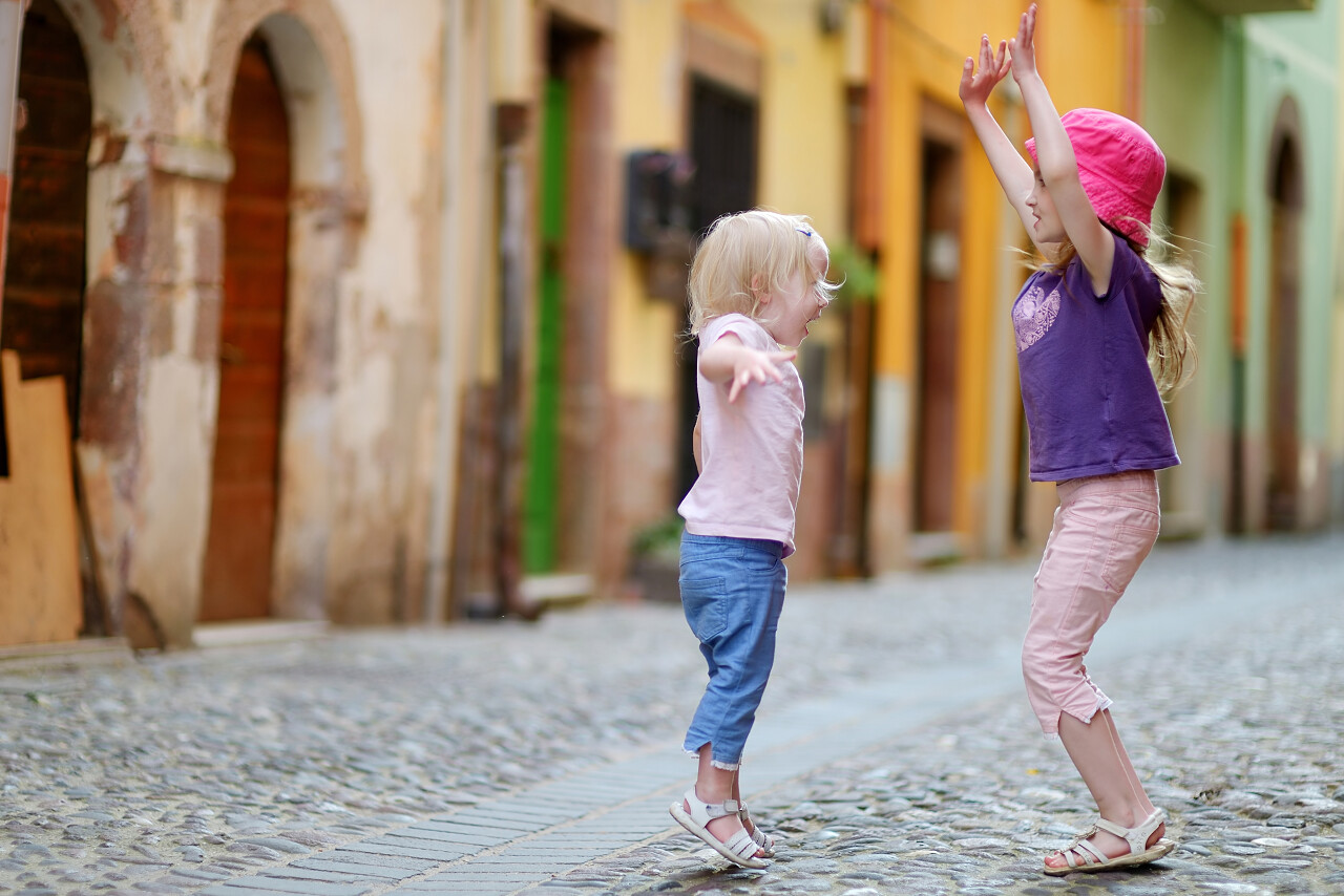 小镇街道的两个可爱开心小姐妹