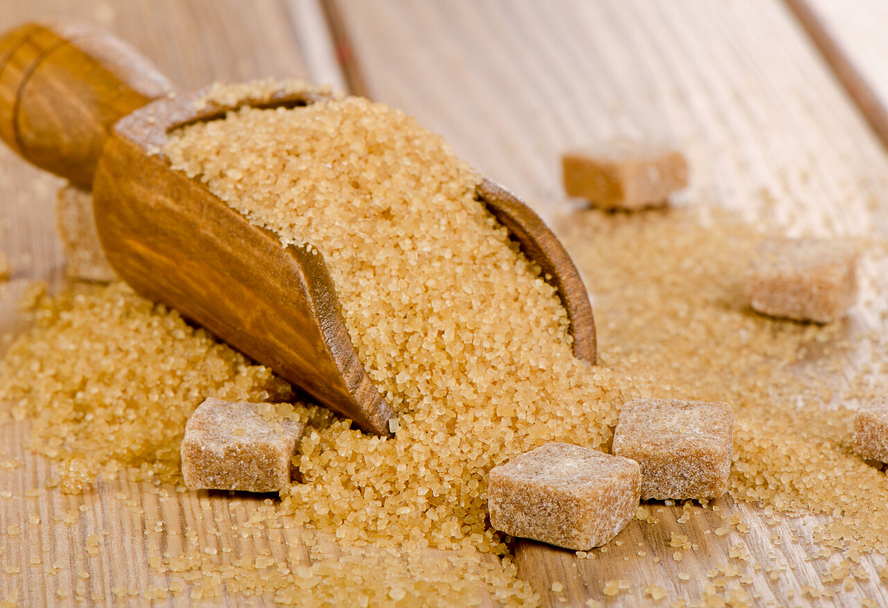 红糖木制的桌子上