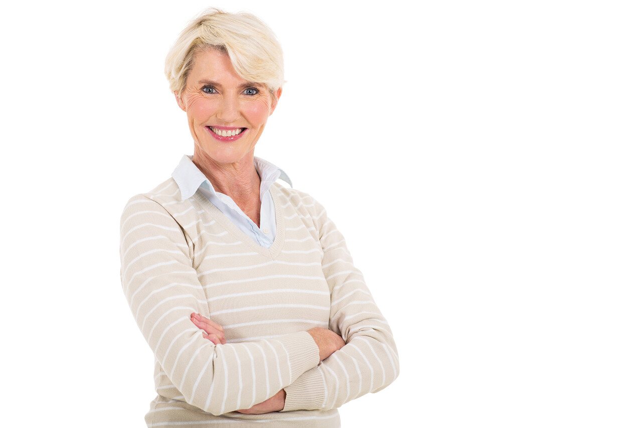 中旬年龄看着相机的女人隔离起来白色衬底上