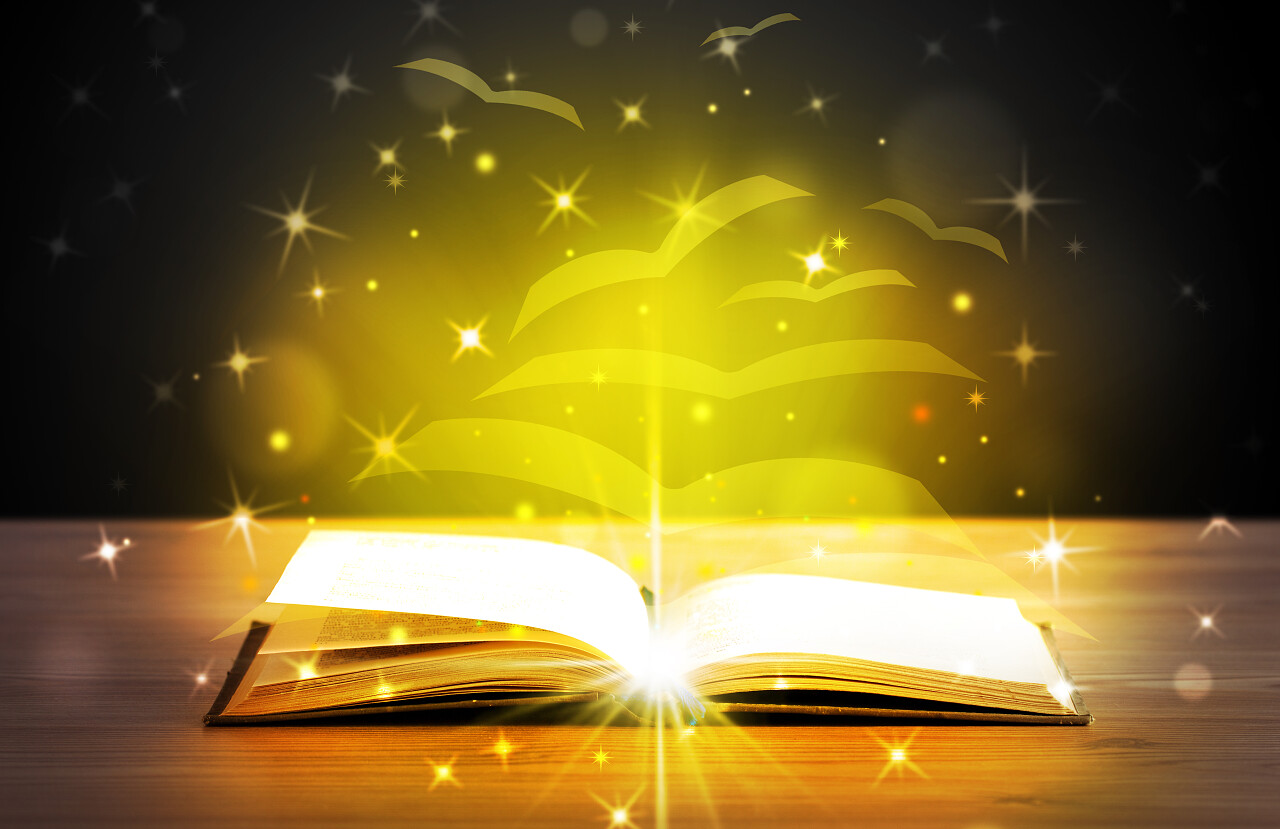 用黄金般的光芒飞纸页木甲板上打开的书学习提升