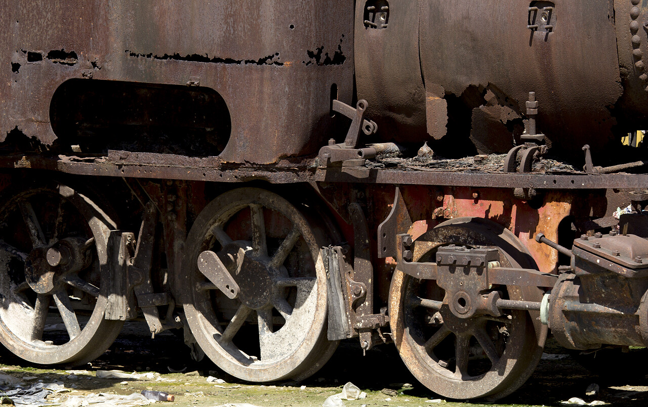 废墟老火车表演车轮和车身生锈