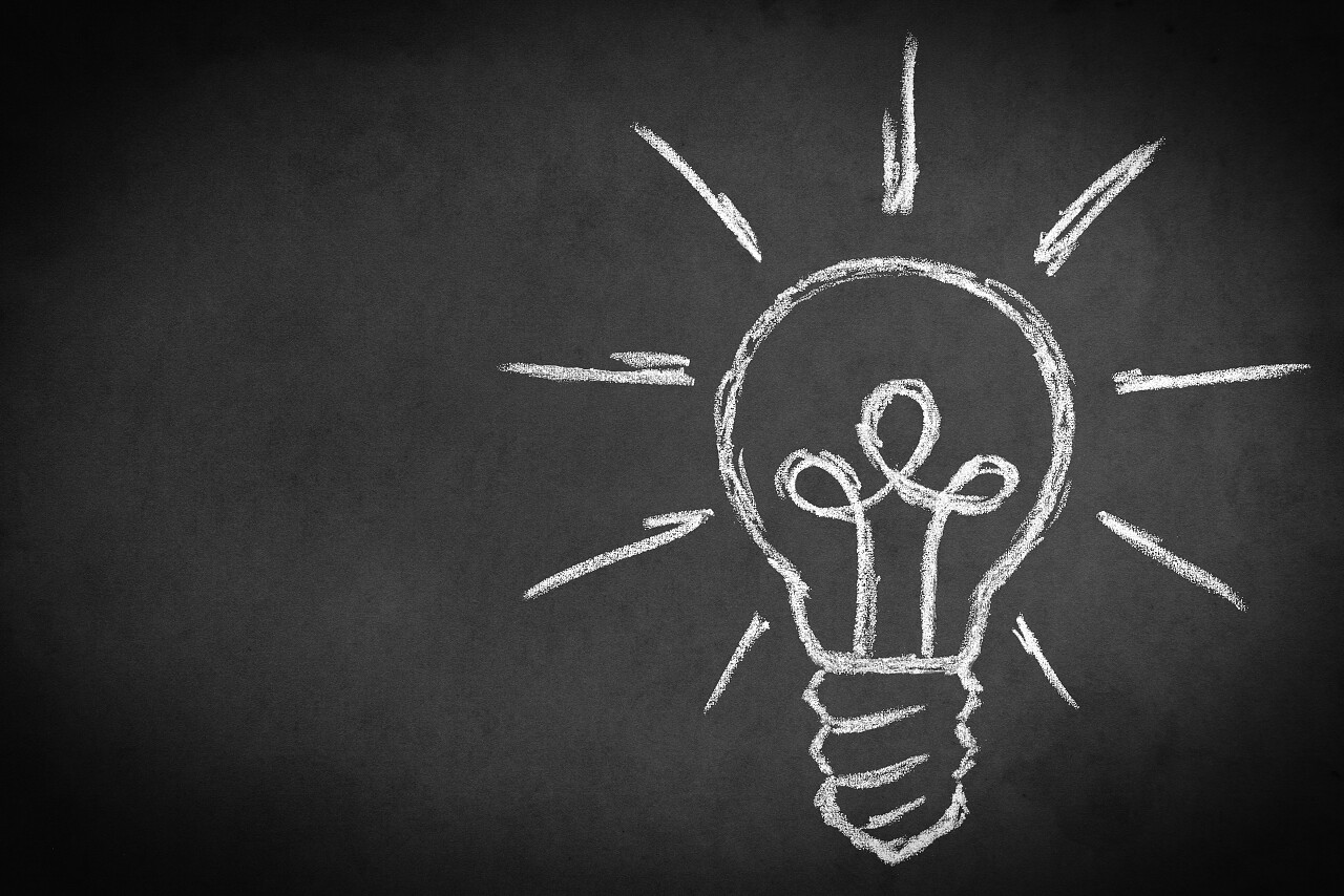 黑板上的粉笔灯泡图案思维思考