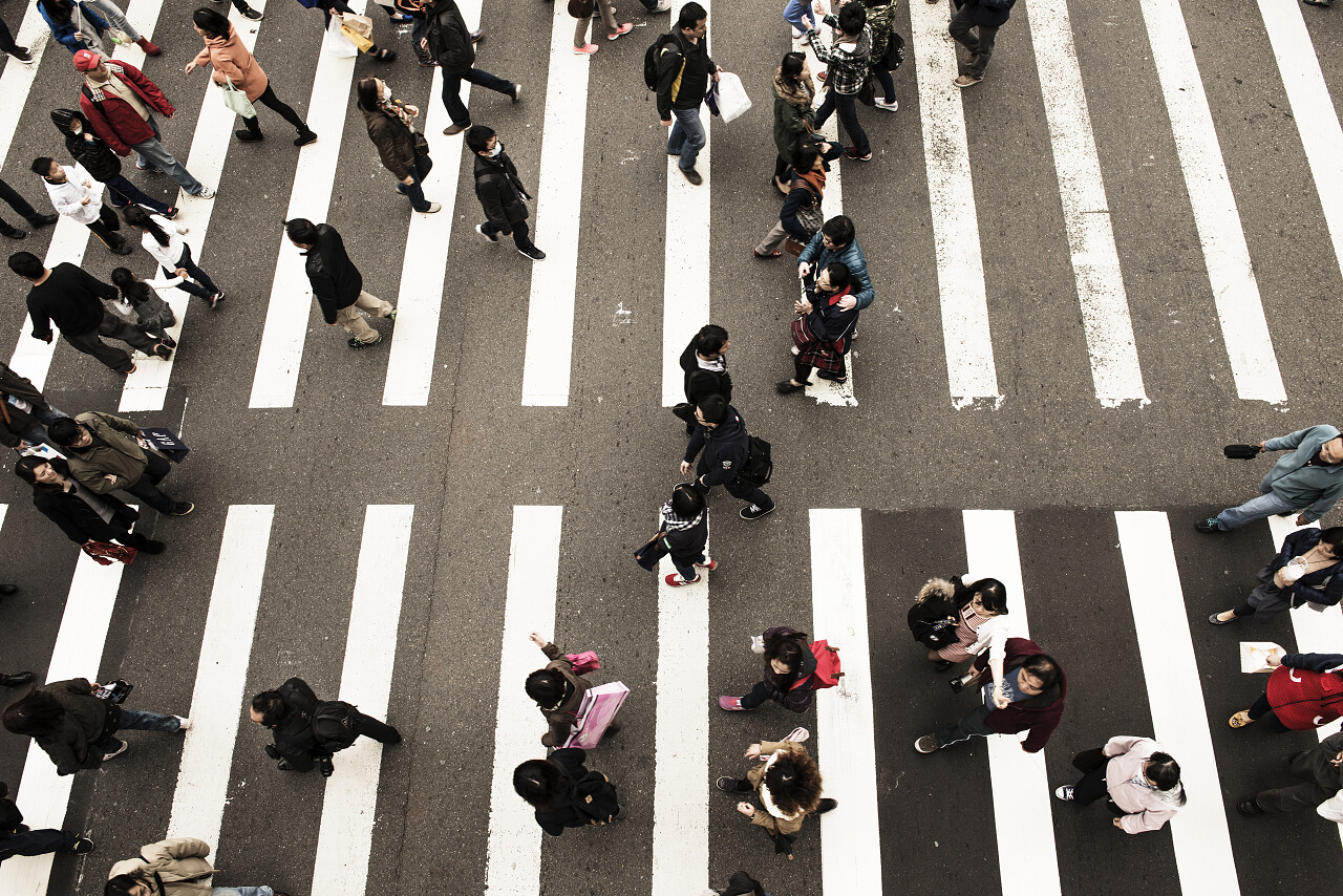 斑马线上行走的行人