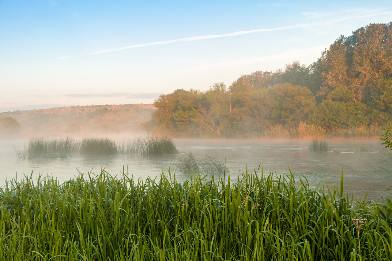 夏天的湖泊夜空全景图湿地沼泽湿地日