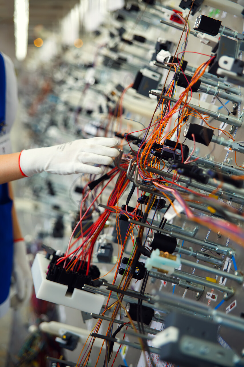 制造的汽车布线的员工