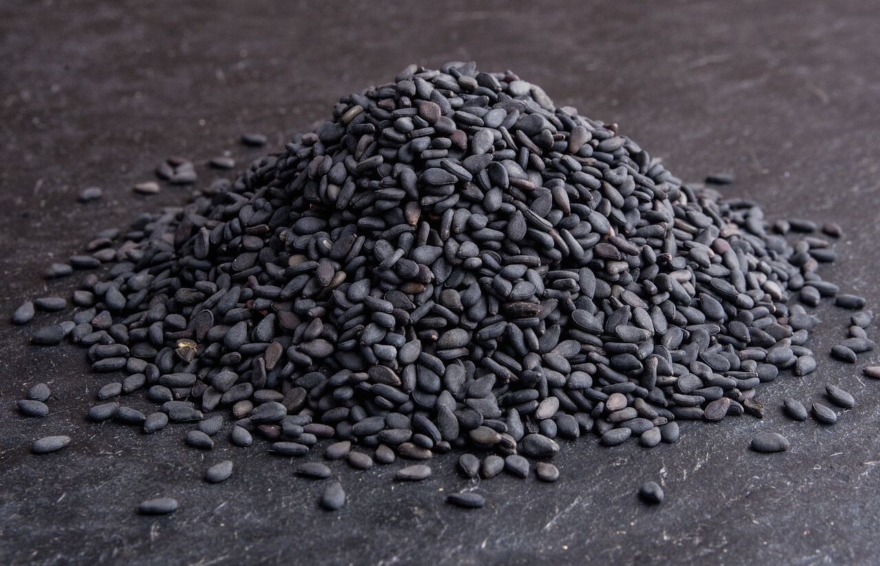 黑芝麻种子在黑色背景上