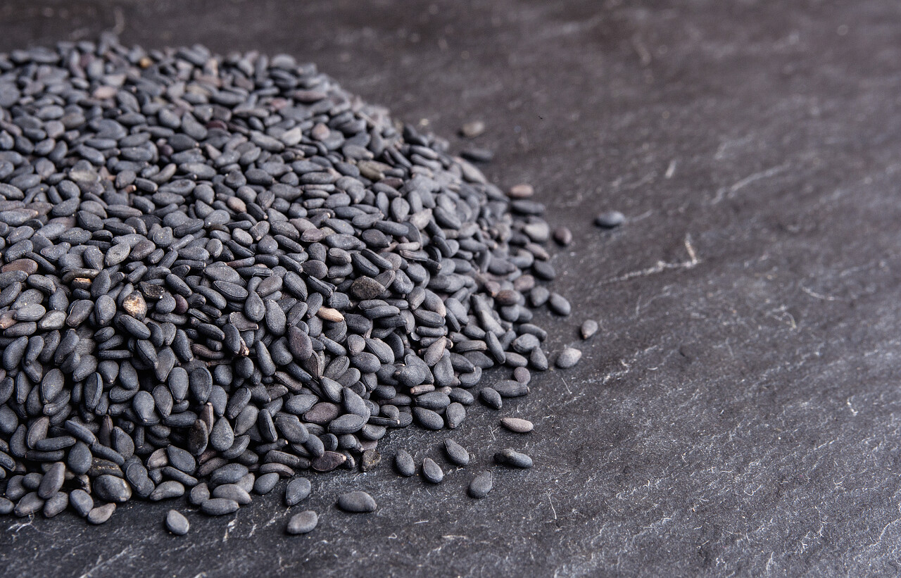 黑芝麻种子在黑色背景上