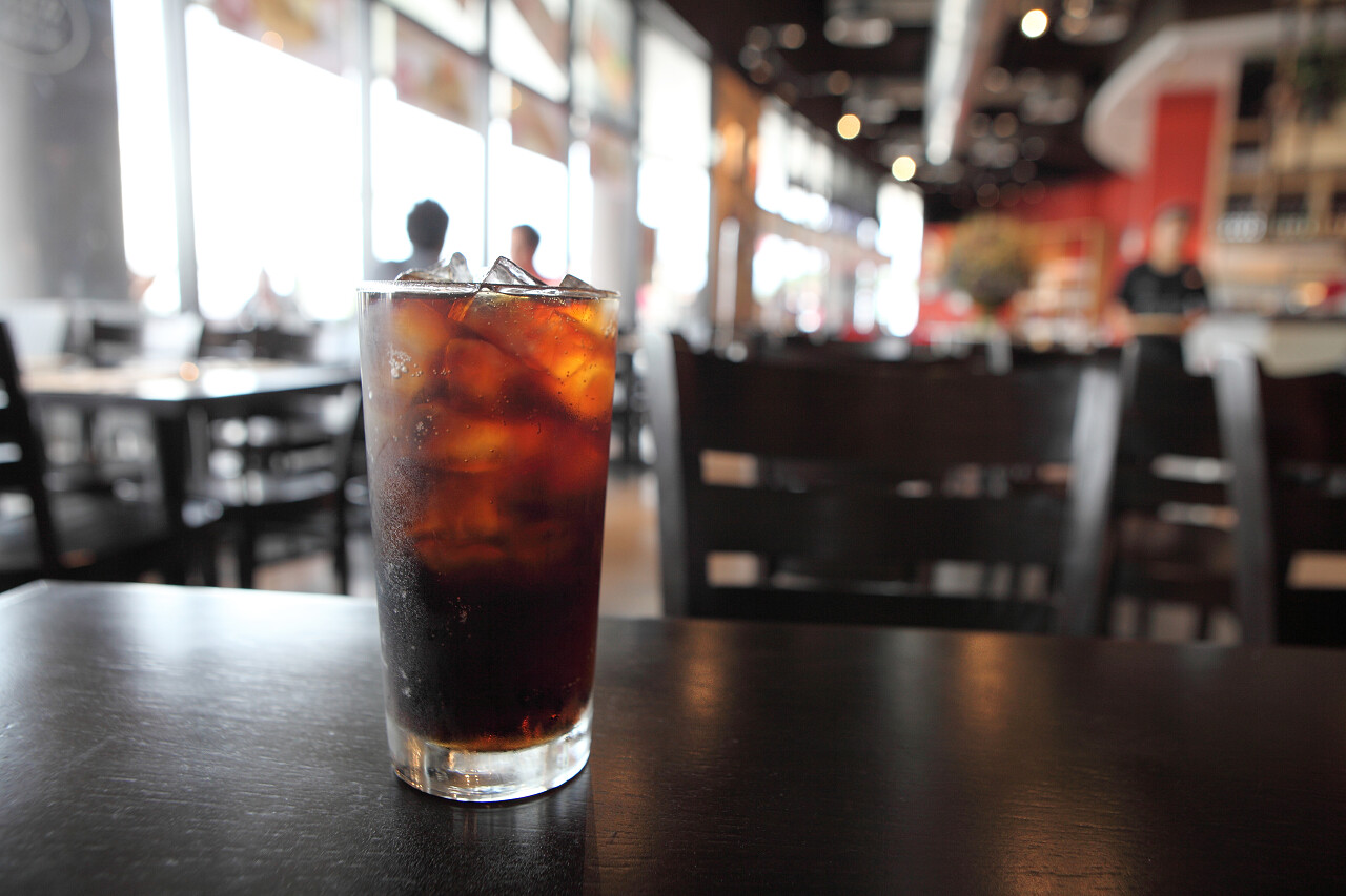 快餐店里一杯可口可乐的特写镜头图