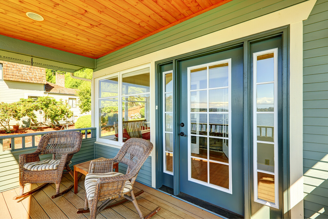 舒适的屋外甲板上放摇椅和小咖啡桌等休闲场景