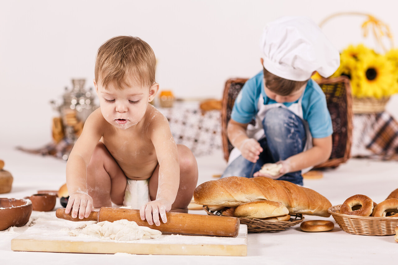 两个小孩子在一起玩着烘焙面包的游戏六一儿童节61儿童节