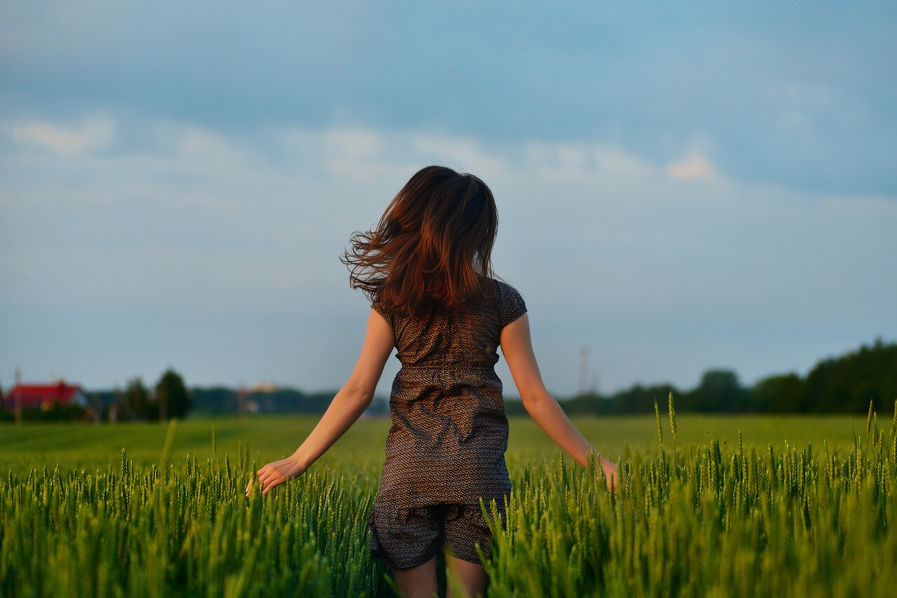 小清新美丽女性背景田园自然风景图