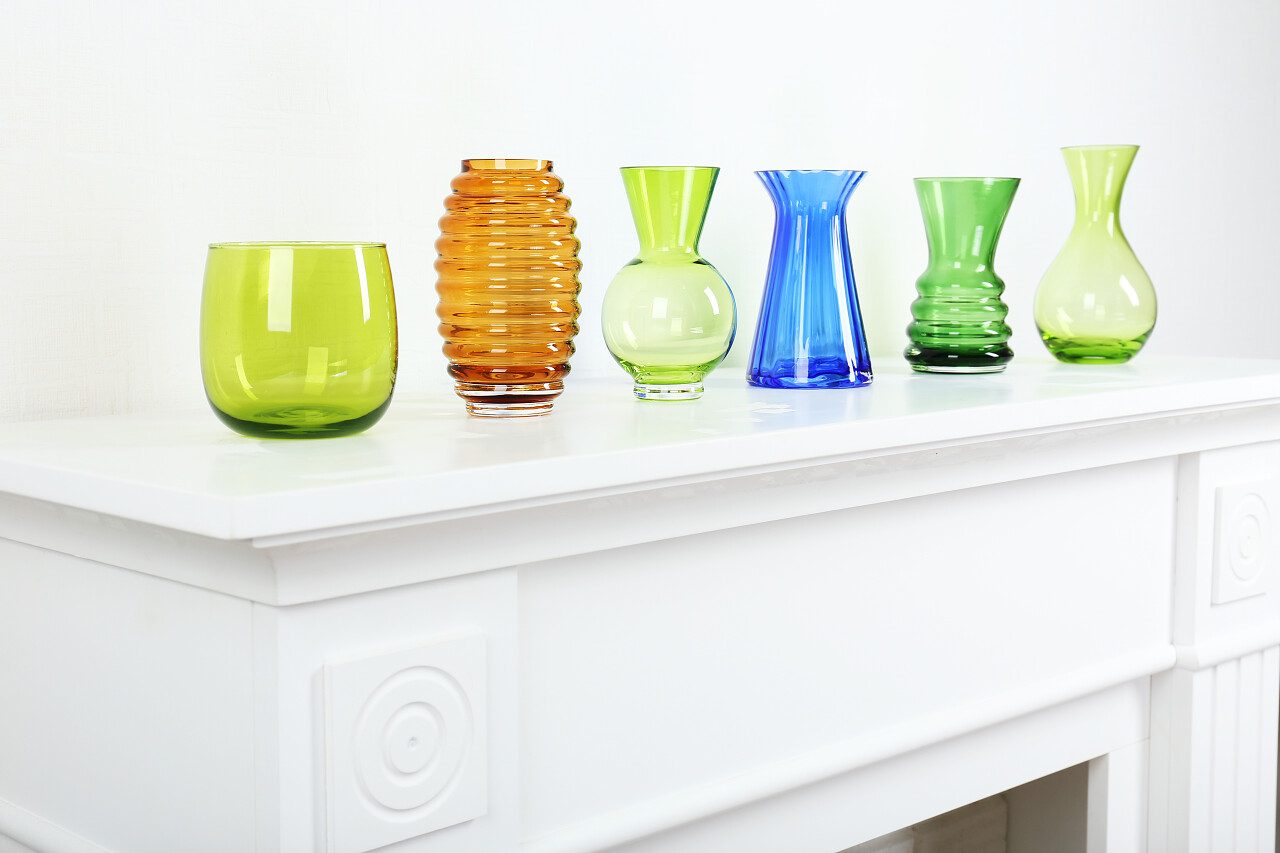 客厅柜子上摆放颜色不一各种各样的容器