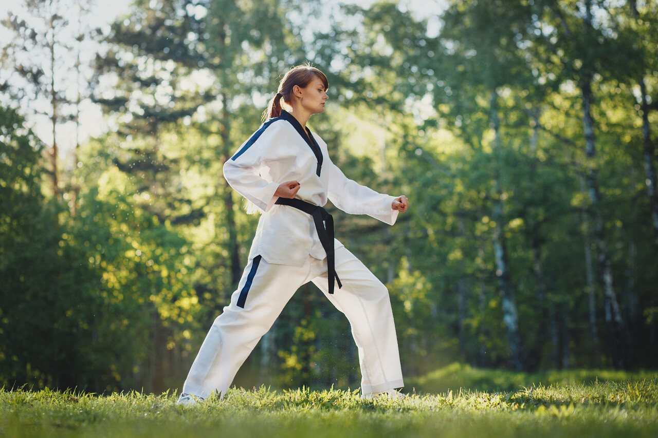 户外女子专注练跆拳道图