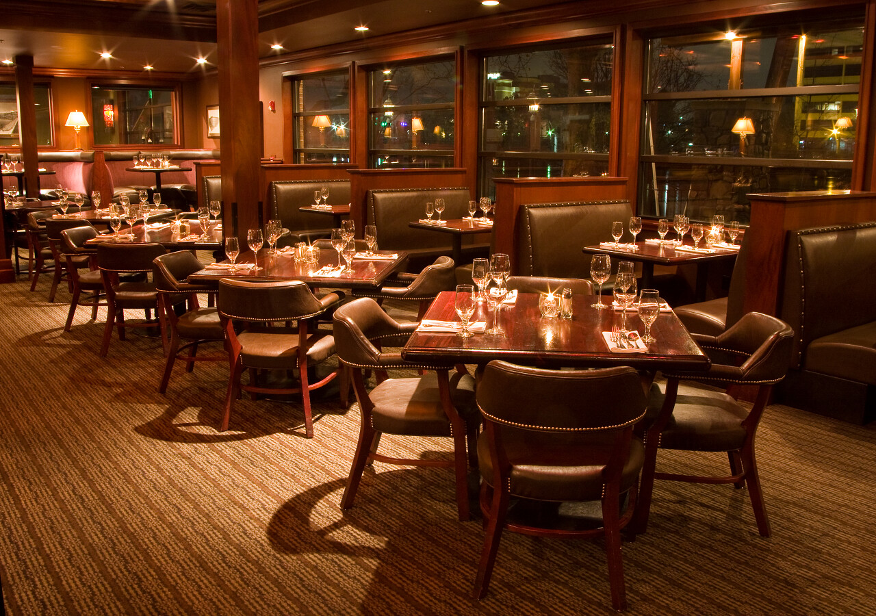 餐厅里摆放整齐的餐桌桌椅