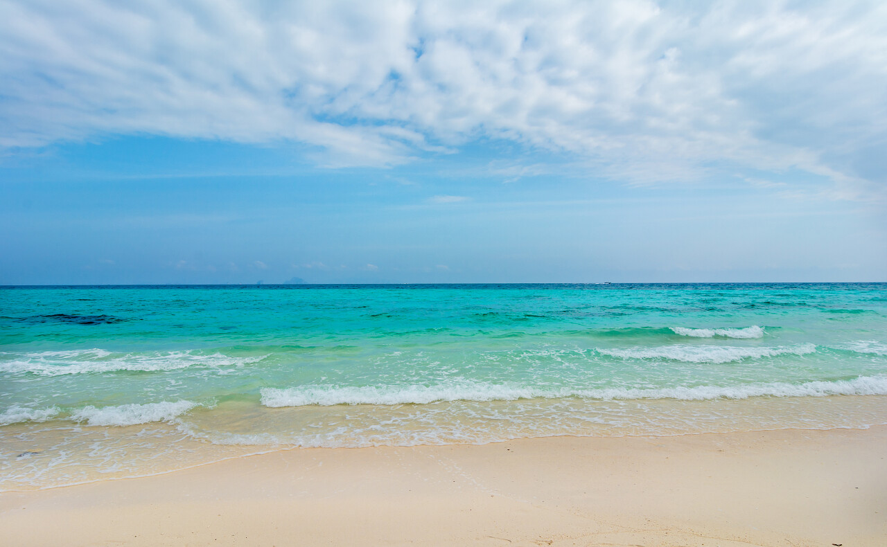 海边沙滩夏日度假风景图
