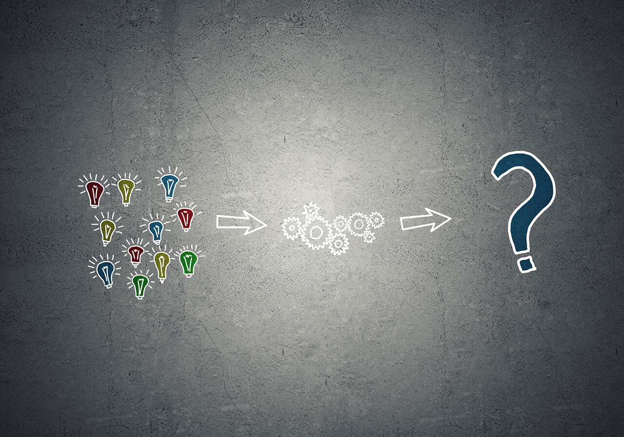 创意发光多色灯泡由齿轮转向为问号思维思考糊涂