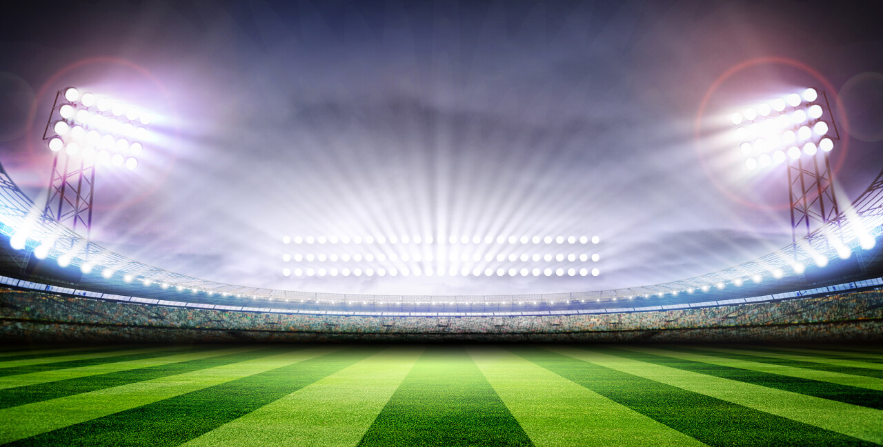足球体育场充满了耀眼的灯光