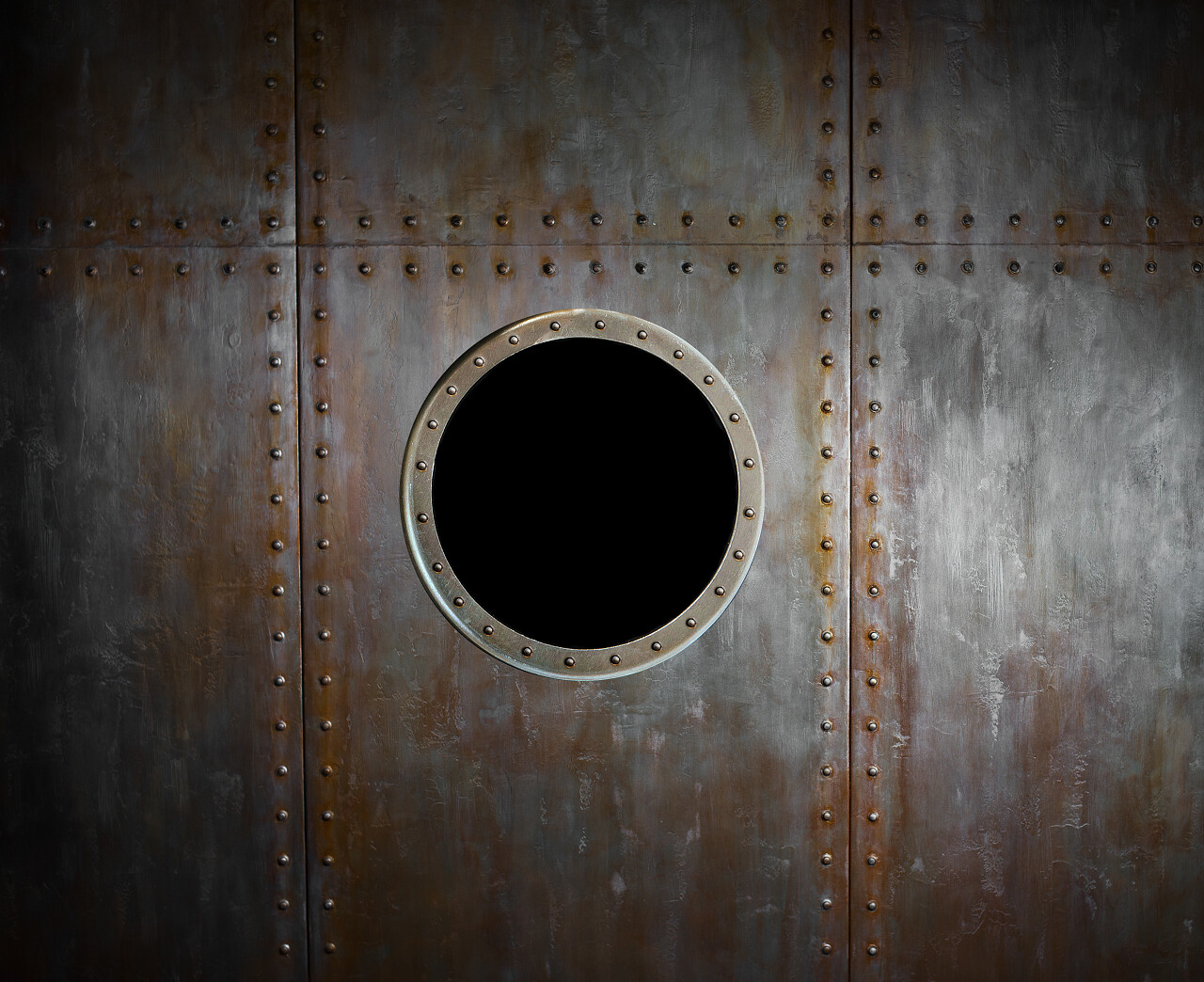 开了一个大洞的铁锈门