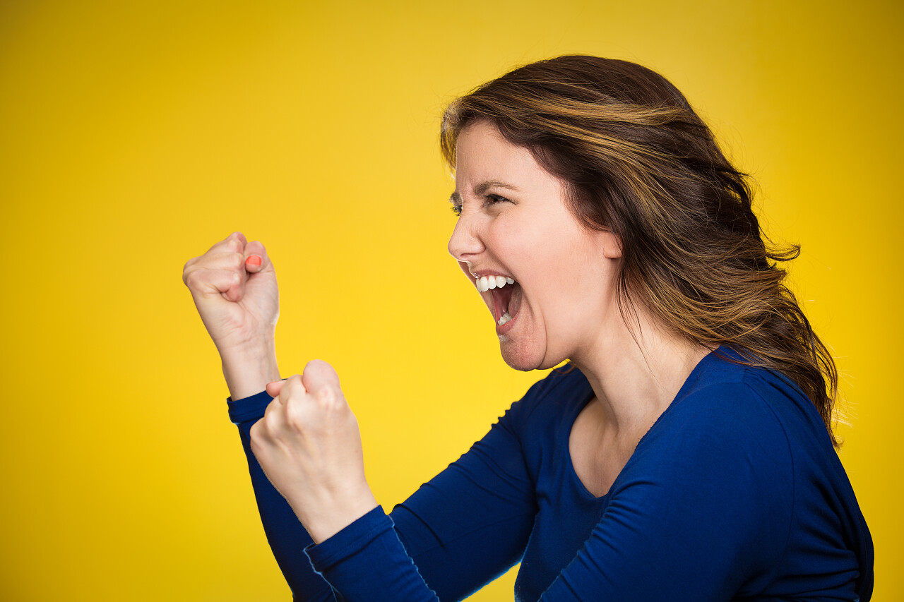 握紧拳头准备战斗的咆哮女人胜利紧张害怕胜利喜悦