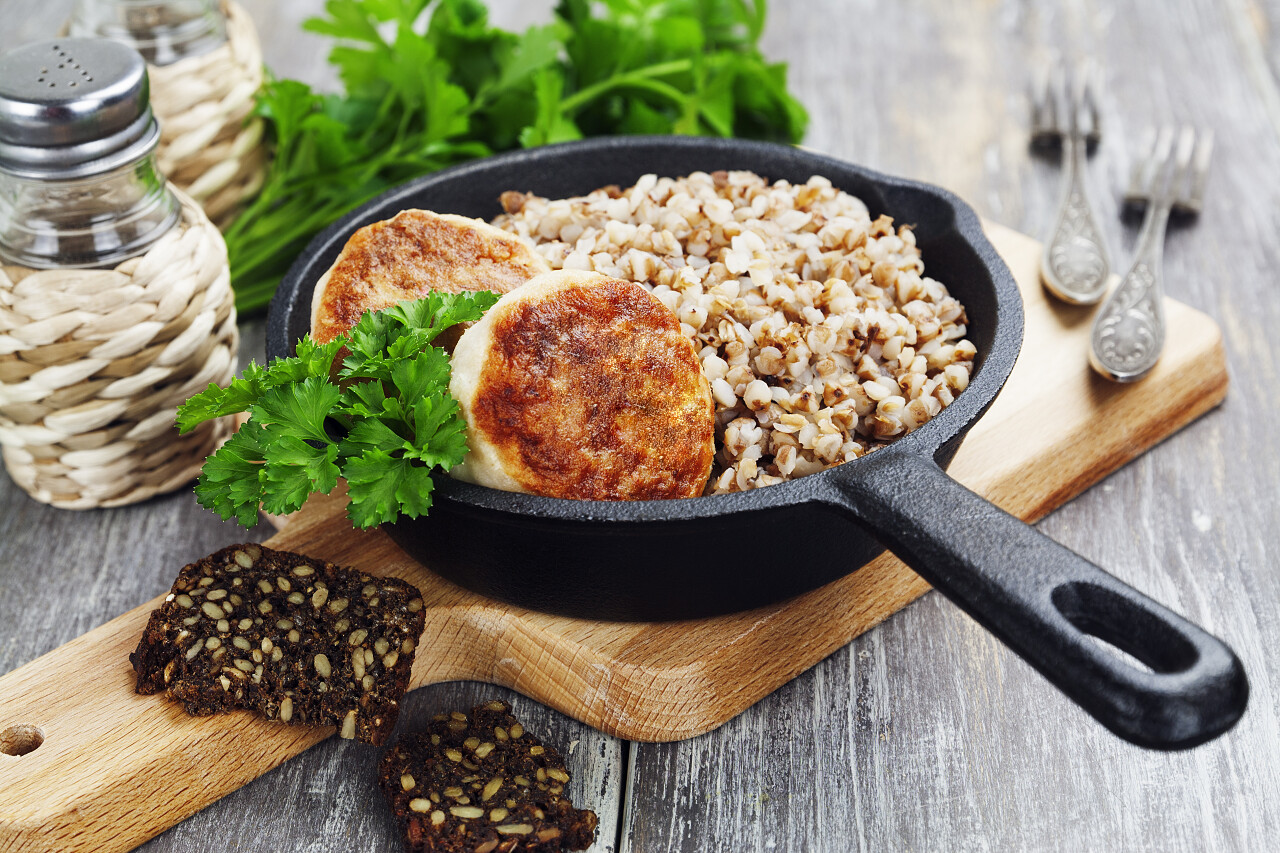 铸铁平底锅中的鸡肉丸子和石南花