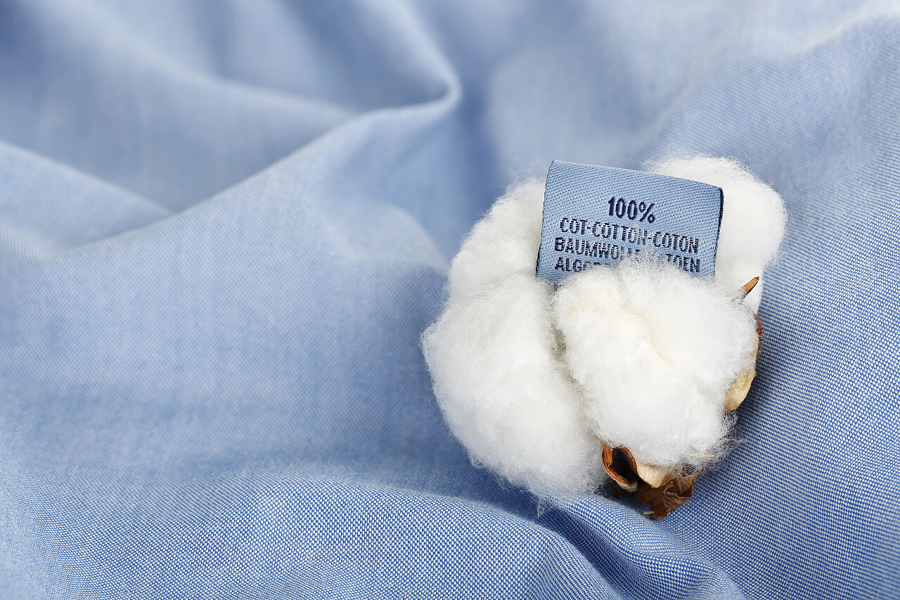 棉花球与蓝色织物上的标签