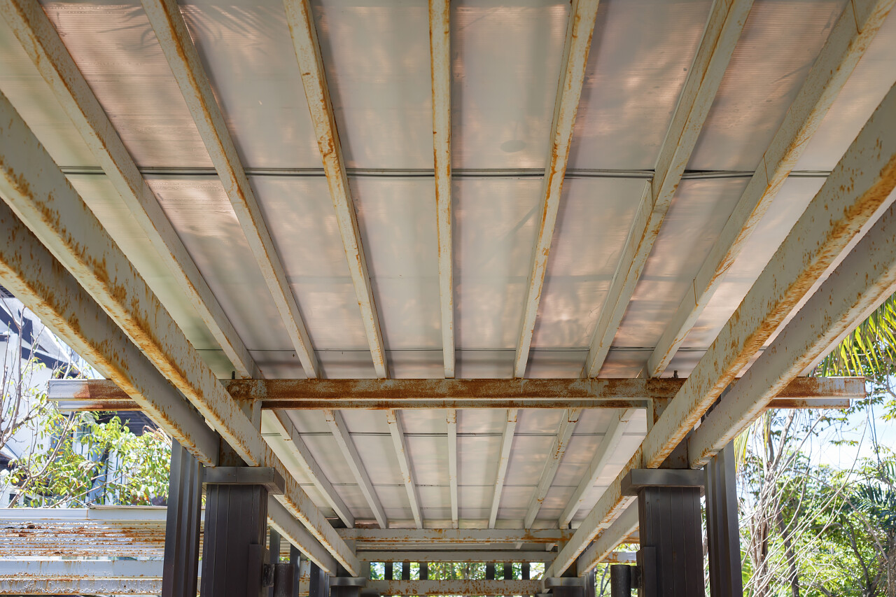 金属屋面结构生锈