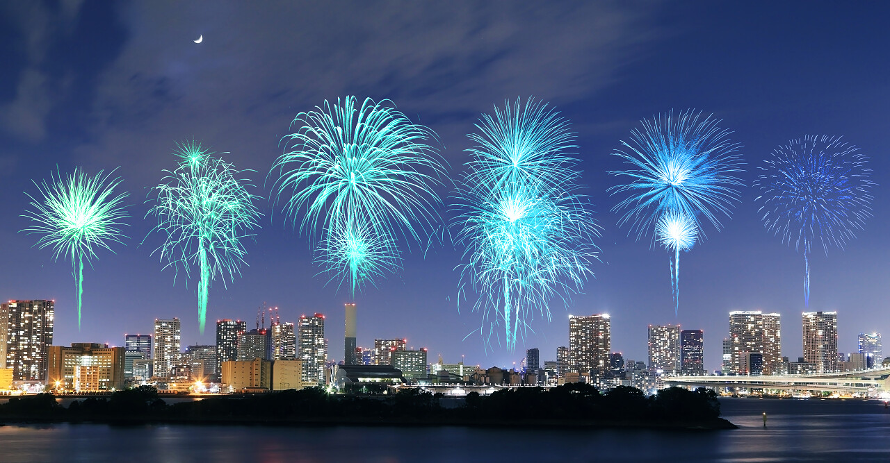 烟花庆祝在台场到了晚上日本东京城市景观