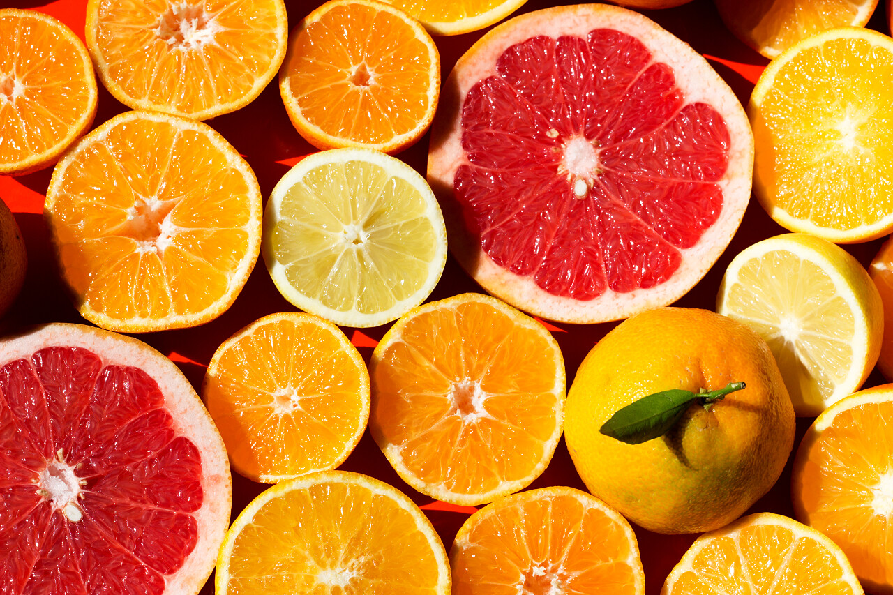 多汁明亮的柑橘类水果的背景下