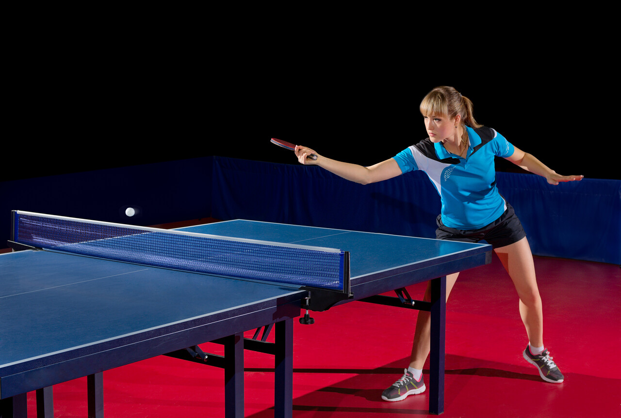 孤立的年轻女孩乒乓球运动员