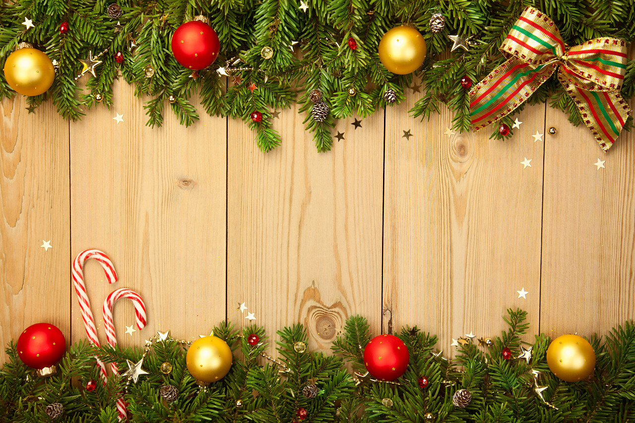 圣诞背景与枞树糖果装饰品和星星的木材