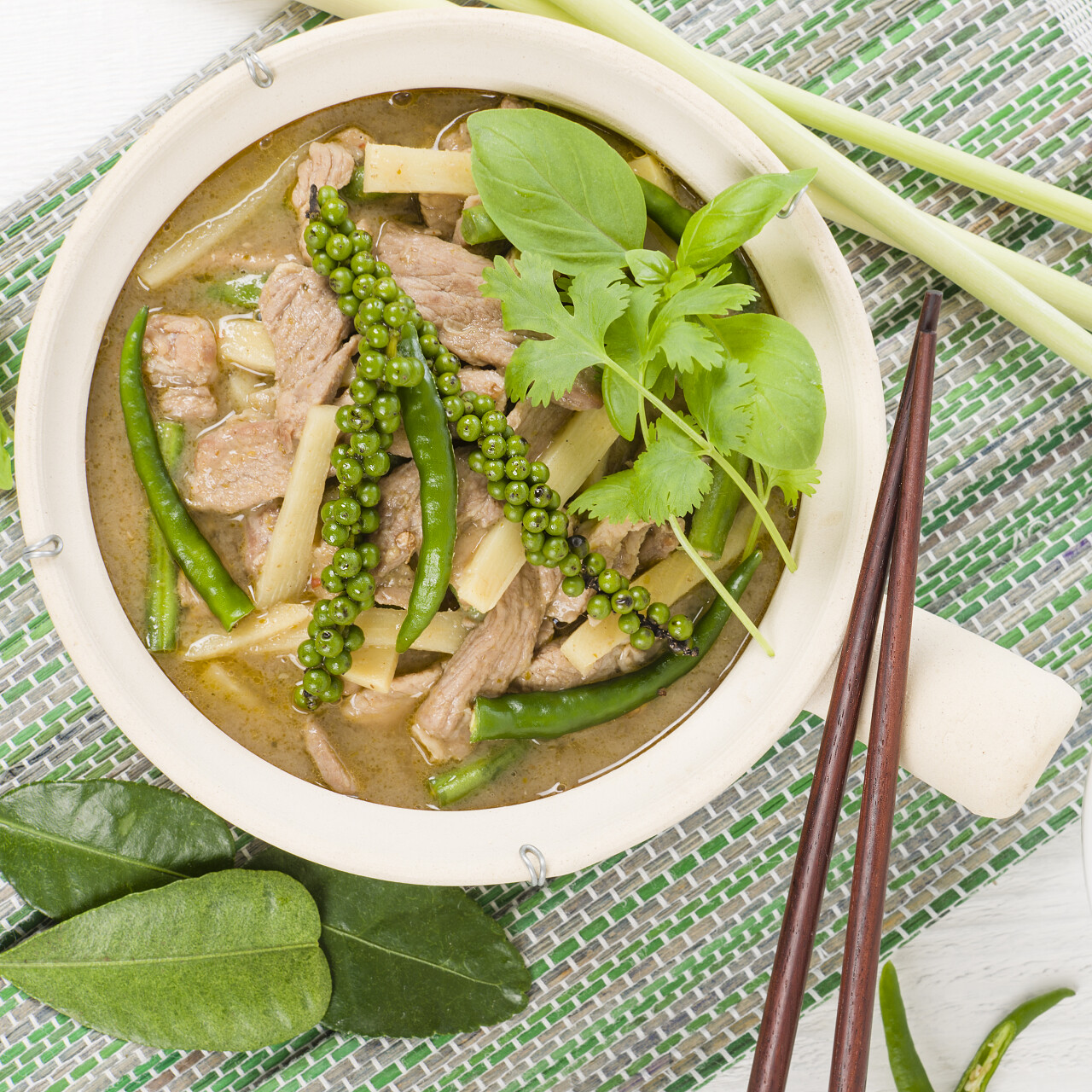 丛林咖喱泰国北部猪肉咖喱配青椒玉米辣椒和蛇豆