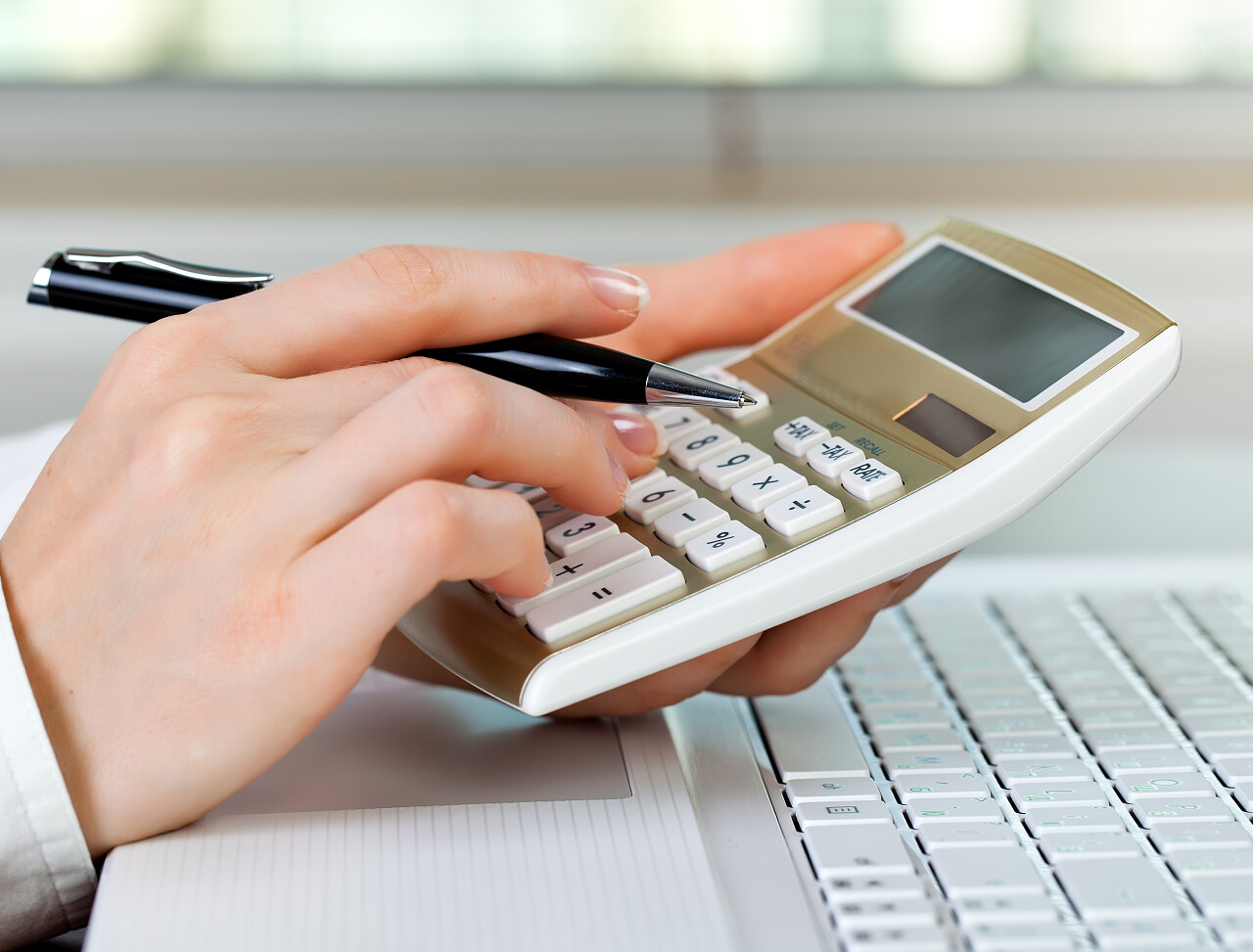 图为在背景上办公室的业务项目的双手