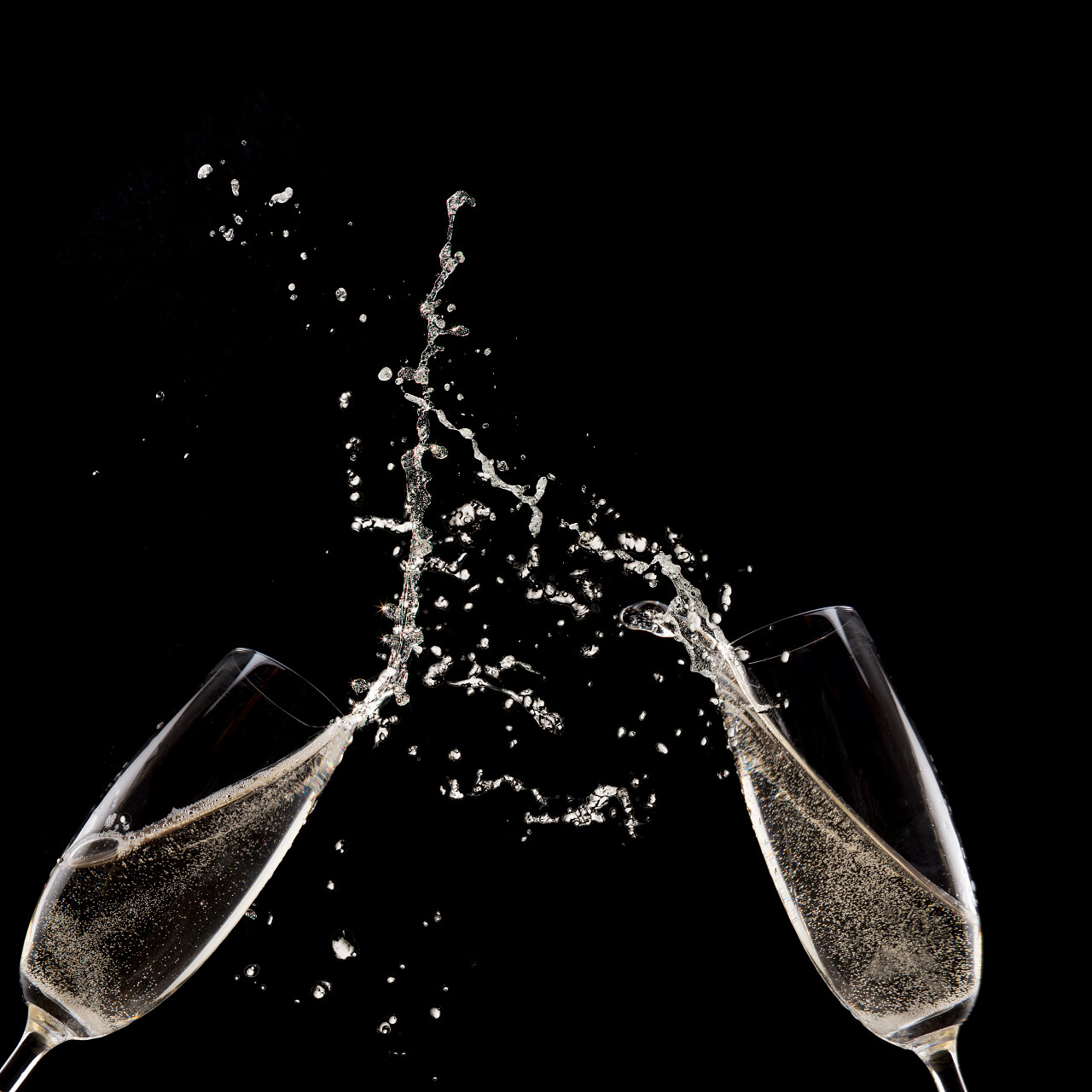 香槟酒在黑色背景下庆祝主题