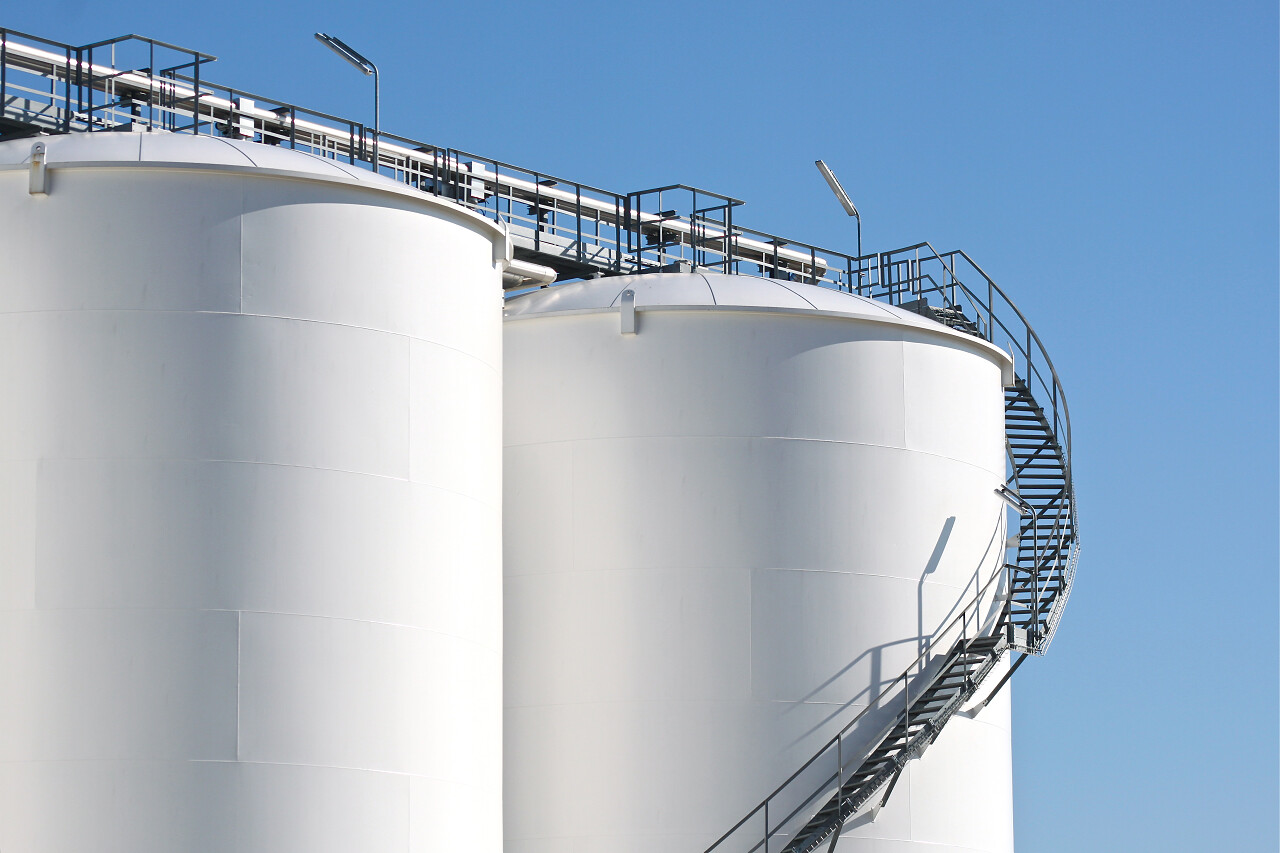 化工安全生产化工厂的高储物罐