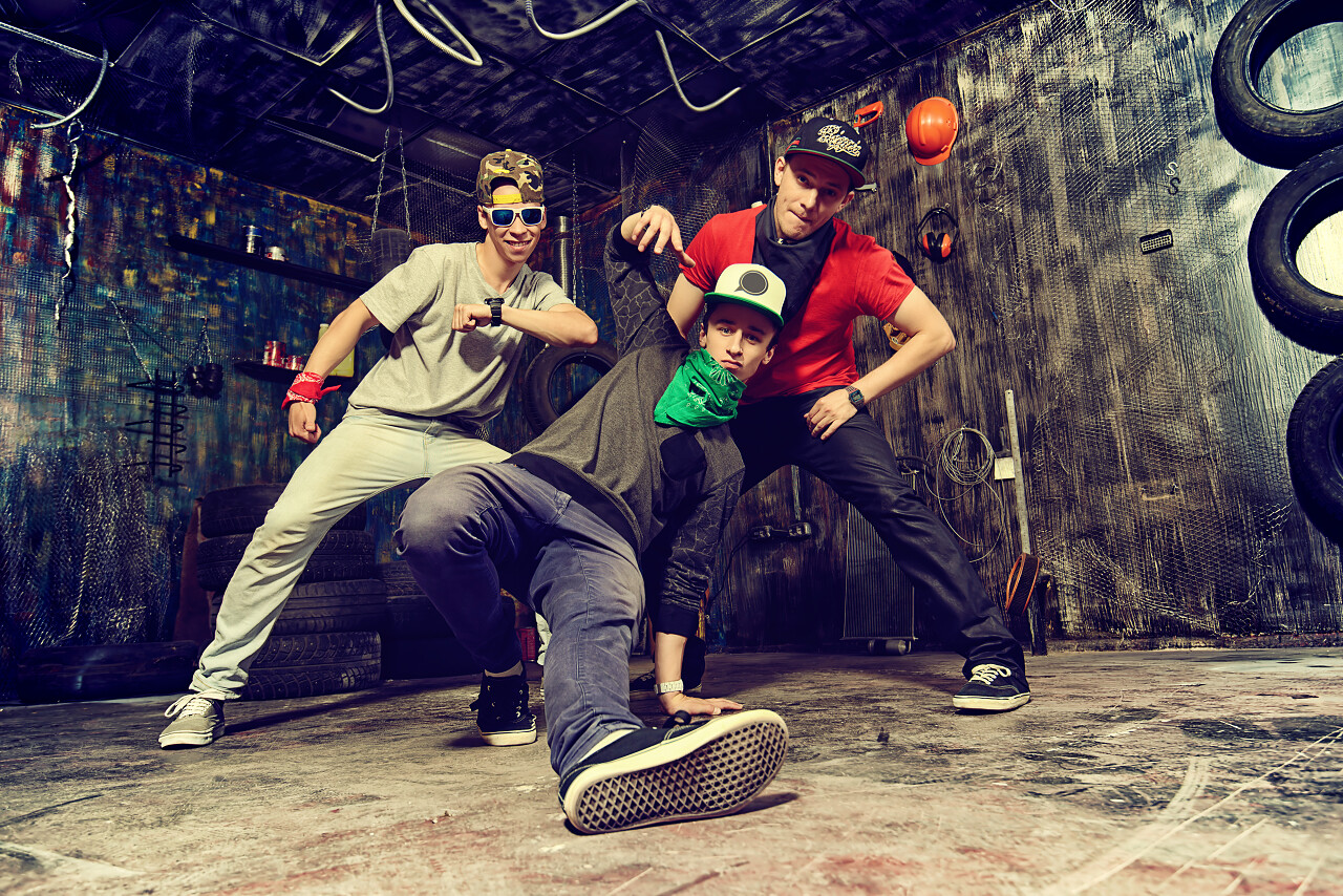 现代舞蹈演员跳舞在车库里城市的生活方式嘻哈一代活力青春活力