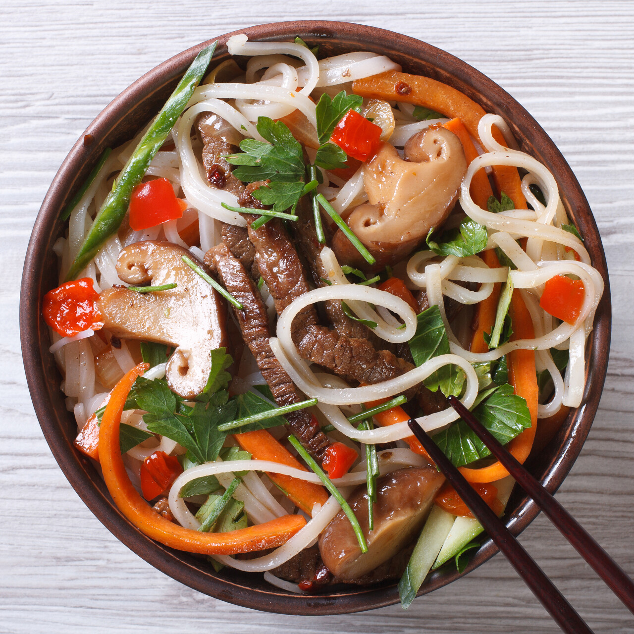 米粉肉蔬菜和香菇放在盘子里地平线的俯视图