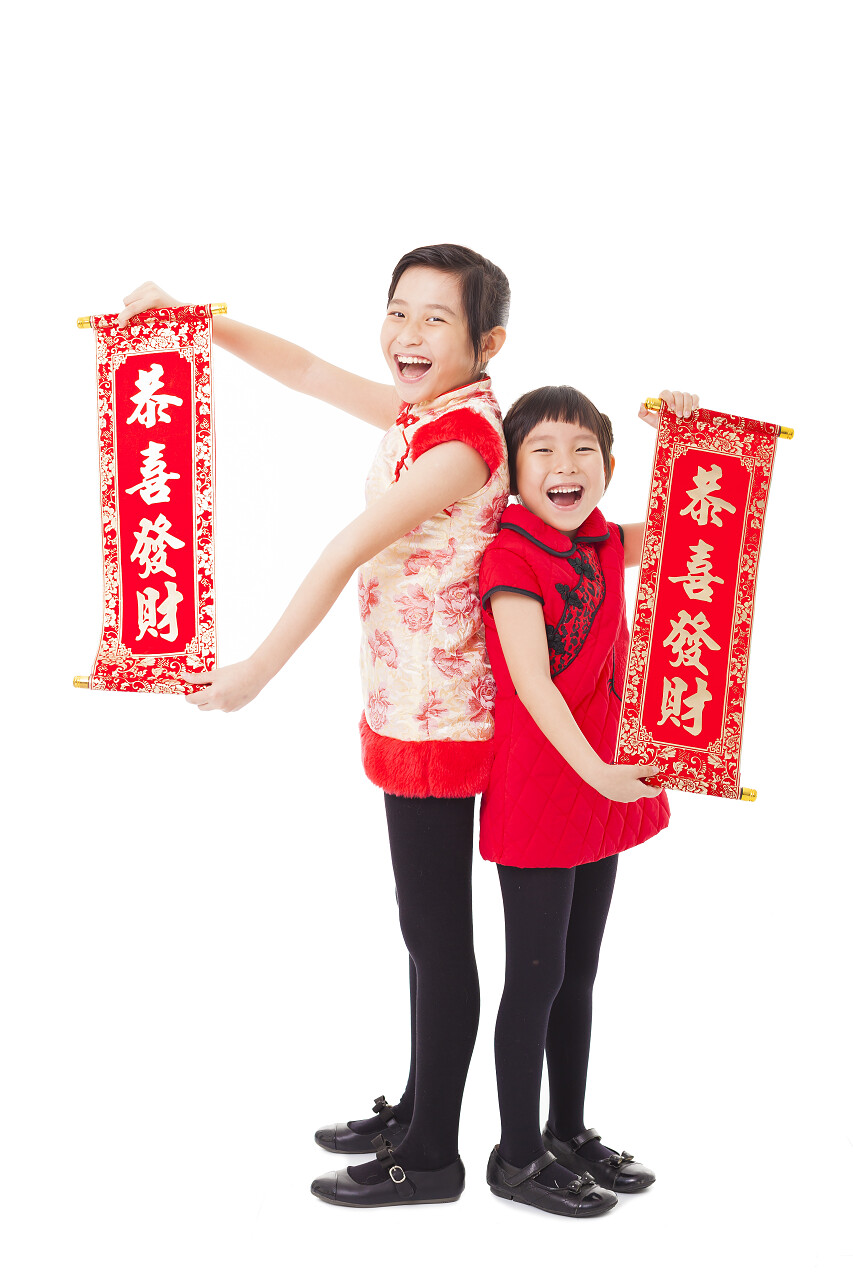 中国农历新年快乐春联的亚洲小女孩新年习俗拜年