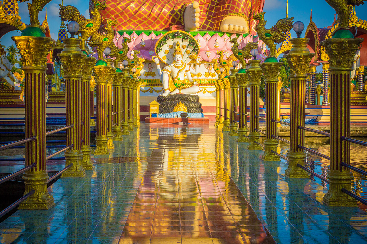 通往这座雕像的金列