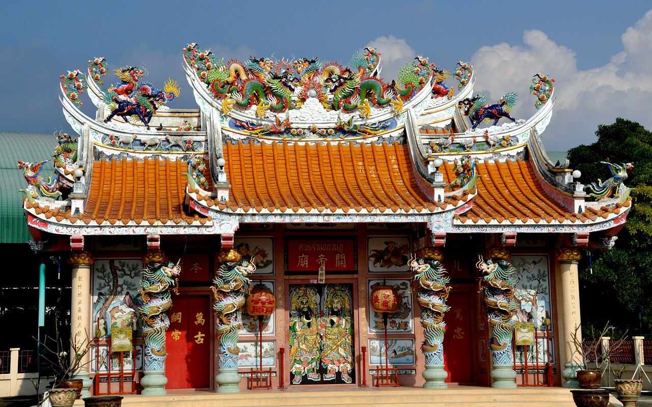 中国寺庙华丽的龙屋顶和门廊龙柱泰国旅游