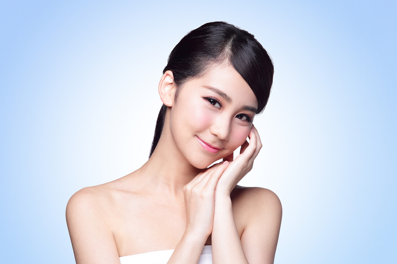 美丽的皮肤护理女人微笑