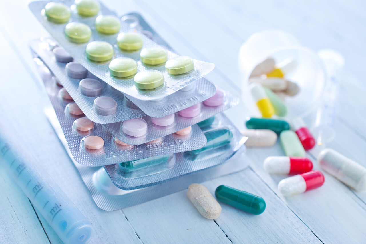 很多的药丸和胶囊