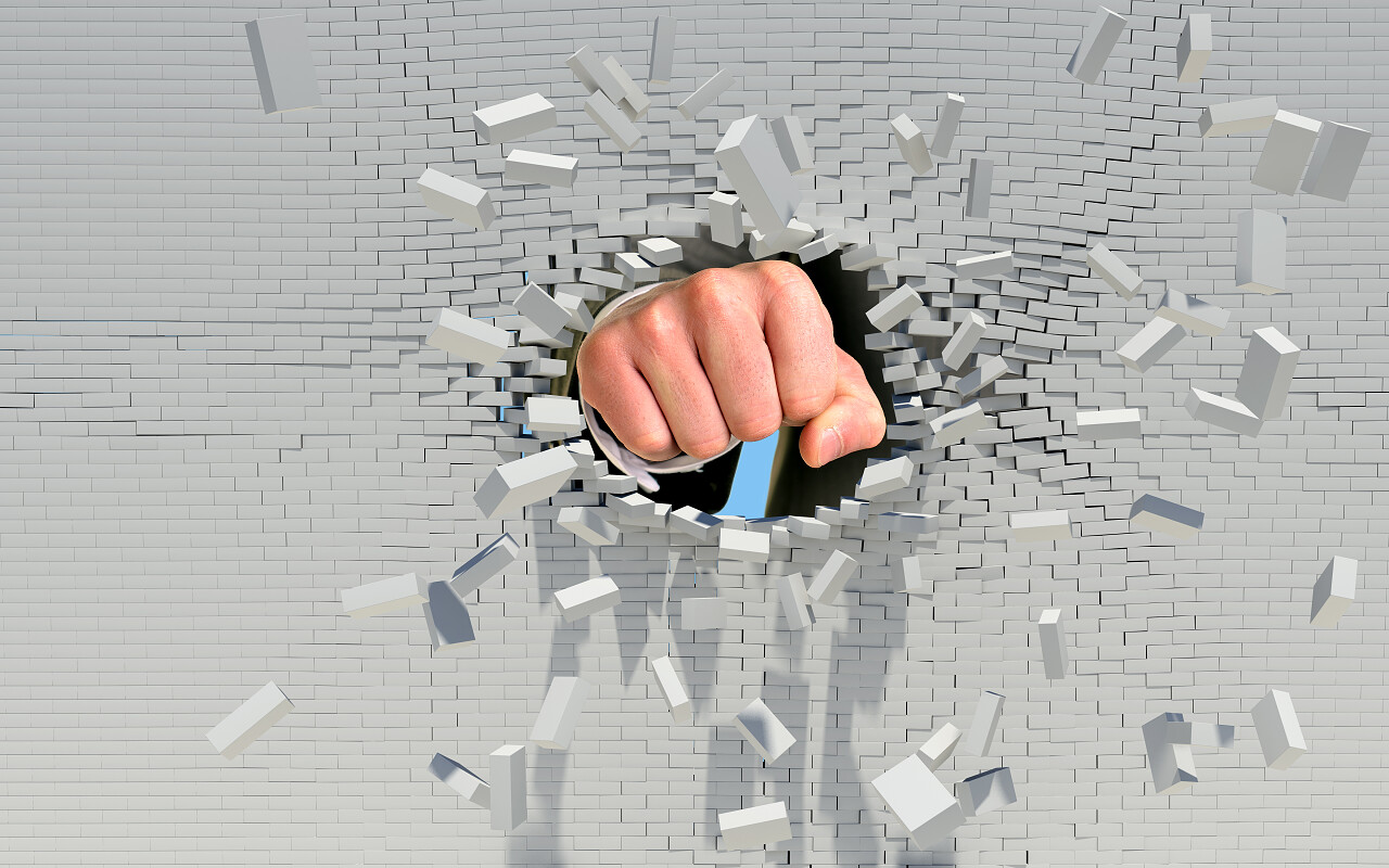 拳拳打穿了砖墙经营理念