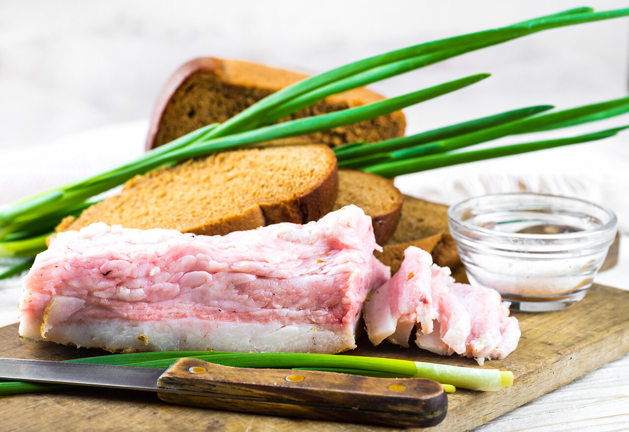 洋葱和大蒜在木板上培根